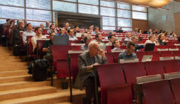 Hörsaal der WiSo mit Zuhörern