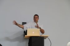 Bild von Marco Platzner bei einem Vortrag