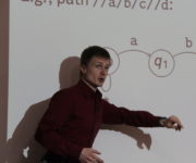 Bild eines Vortragenden vor einer Leinwand