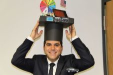 Bild von Vahid Lari mit seinem Doktorhut