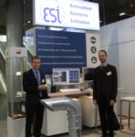 Bild vom Stand des ESI auf der Hannover Messe 2016 mit Sascha Roloff und Geschäftsführer Torsten Klie im Vordergrund des Standes