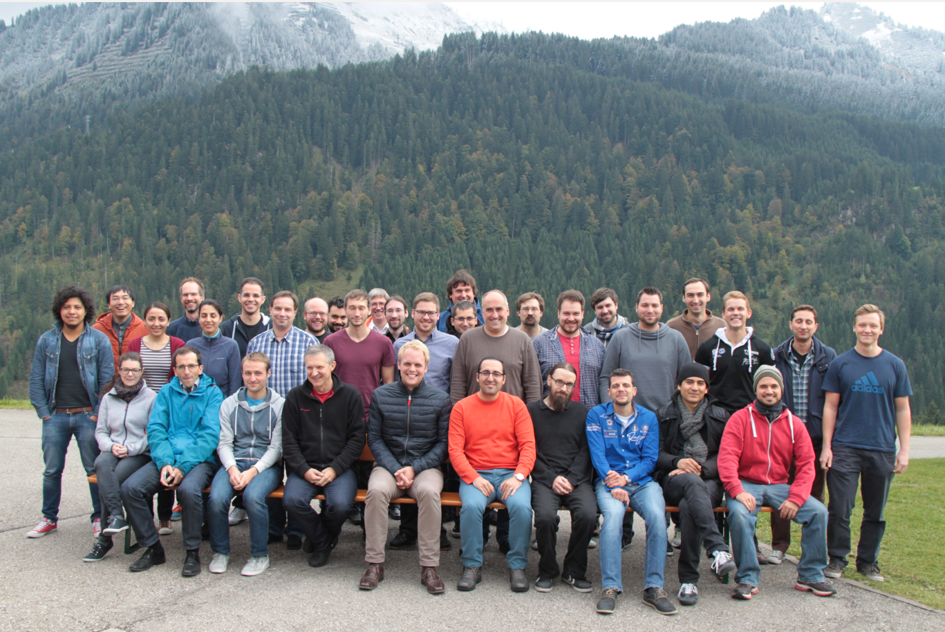 Gruppenfoto der wissenschaftlichen Mitarbeiter des Lehrstuhls vor dem Hintergrund der leicht verschneiten Berge des Kleinwalsertals