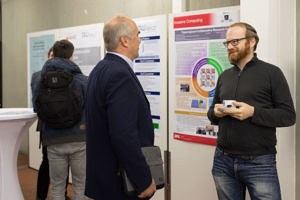 Dr. Hannig und Dr. Ziener im Gespräch vor einem SFB-Poster