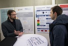 Bernd Bassimir stellt einem interessierten Studenten das ACT-Projekt vor