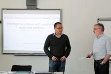 Dr. Wei-Tsun Sun and Prof. Salcic vor der Präsentationsleinwand redend (v.l.))