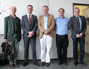 E. Sousa stehend und seine Gutachter v. l.: Prof. Stechele (TUM), E. Sousa, Prof. Teich, Prof. Wanka, Prof. Weigel (alle FAU)