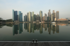 Hochhäuse hinter einem Fluss