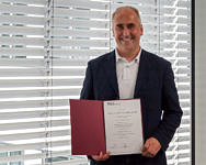 Bild von Frank Hannig mit seiner Habilitationsurkunde