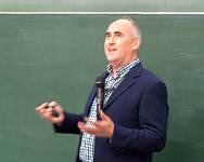 Frank Hannig sprechend vor einer Tafel