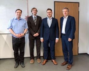 stehend im Aufenthaltsraum Informatik 12 von links Prof. Wanka, Prof. Köstler, Christiatn Schmitt, Prof. Teich