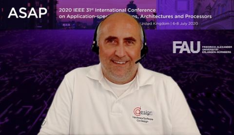 Webcambild von Frank Hannig mit dem Logo der ASAP-Konferenz im Hintergrund