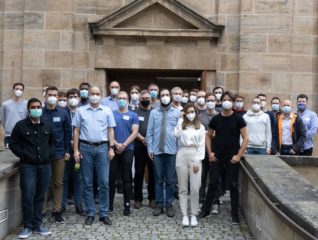 Gruppe von Personen vor Kirche