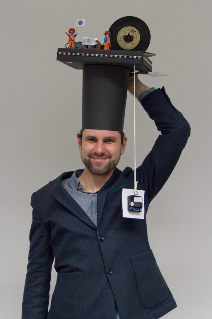Person mit einem Doktorhut auf dem Kopf