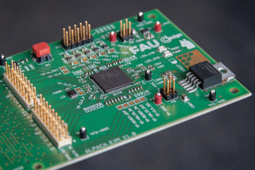 Bild zeigt ein Board mit elektronischen Bauteilen