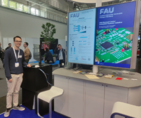 Person neben einem Messestand