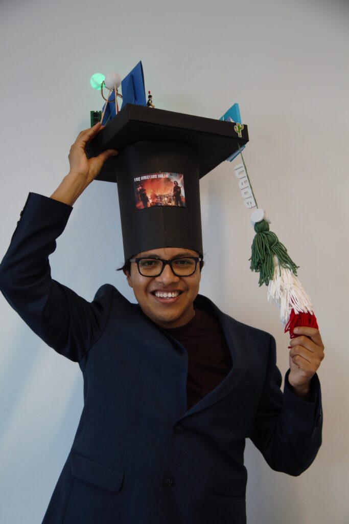 Mann mit Doktorhut auf dem Kopf