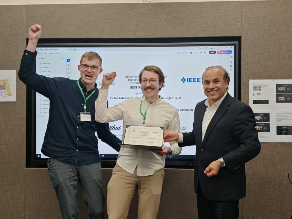 Drei Personen vor einem Bildschirm